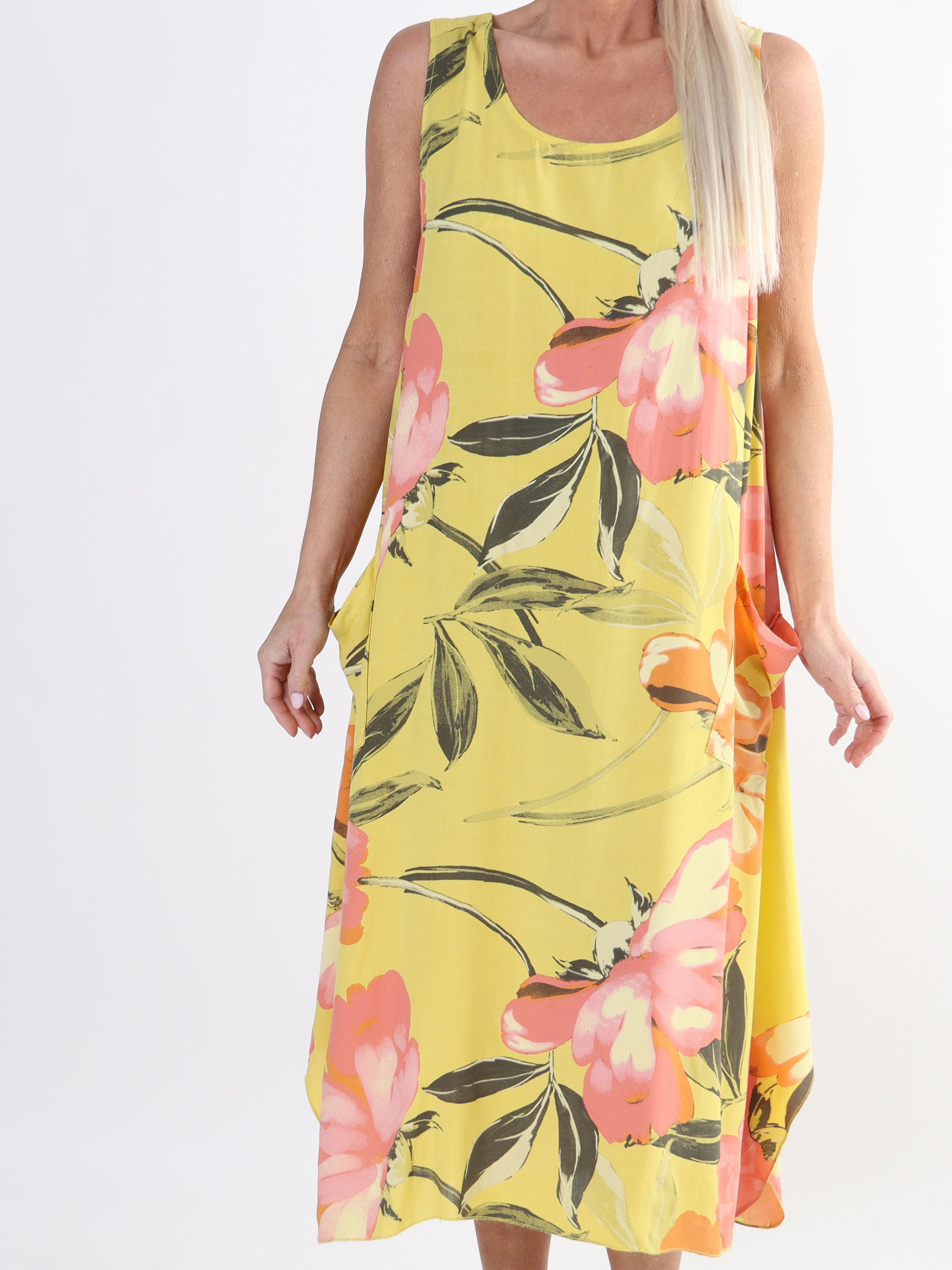 Kirsi - Sød plus size blomstret sommerkjole i viskose med lommer